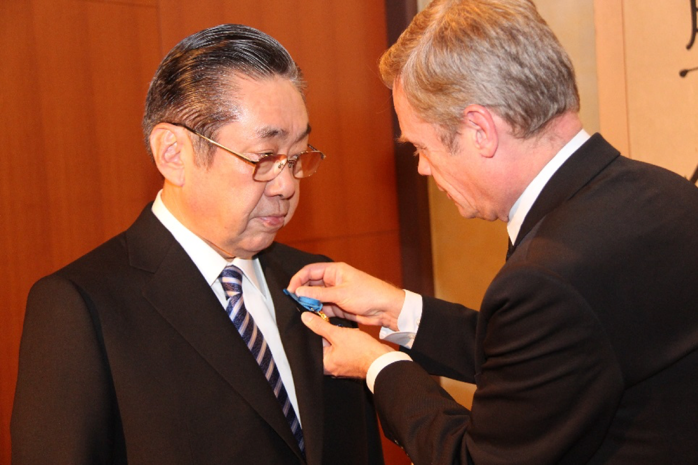 President and CEO of Fukuyama Transporting Co., Ltd. Shigehiro Komaru received the 'Officier' award