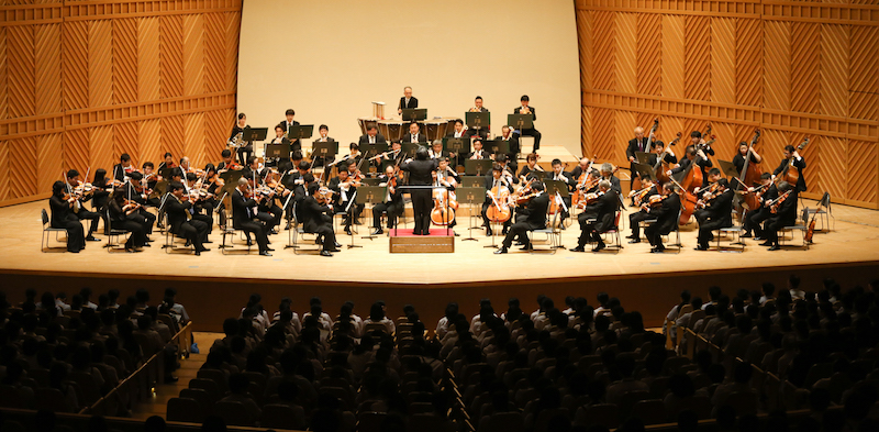 Fukuyama Transporting invited the NHK Symphony Orchestra to perform live music.